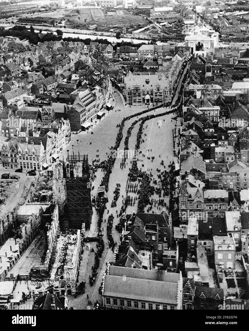Le pèlerinage des grands champs de bataille : scènes de France et de Flandre lors du grand pèlerinage sur les champs de bataille organisé par la Légion britannique et la British Empire Service League et culminant avec la cérémonie à la porte de Menin, Ypres le 8 août 1928 , en présence du prince de Galles, des visites ont été effectuées dans diverses villes et villages , ainsi que dans des lieux associés à la vaillance britannique sur le front occidental. Au 5 août, quelque 11 000 pèlerins, dont près de la moitié étaient des femmes, avaient été stationnés dans une vingtaine de villes de France et de Belgique. Photos montre : la grande marche passée devant le Prince de Wa Banque D'Images