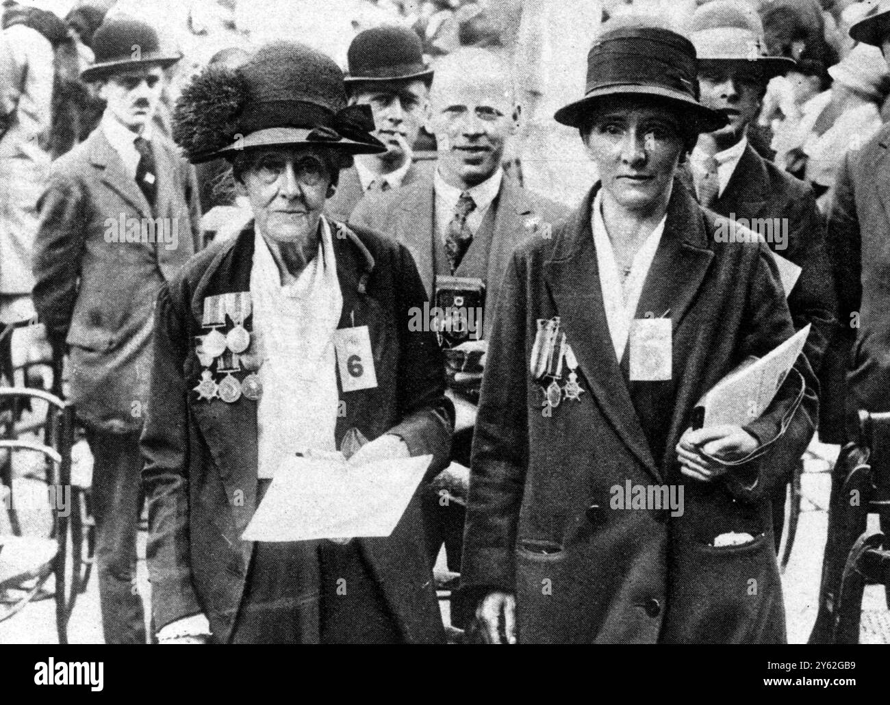 La défense immortelle d'Ypres saillant : le mémorial de la porte de Menin , symbole de courage et d'endurance . Typique des parents des disparus qui se sont rendus à Ypres pour le dévoilement : Mme Thomas portant les médailles de ses deux fils morts ; et Mme Pratt portant les médailles de son frère . 24 juillet 1927 Banque D'Images