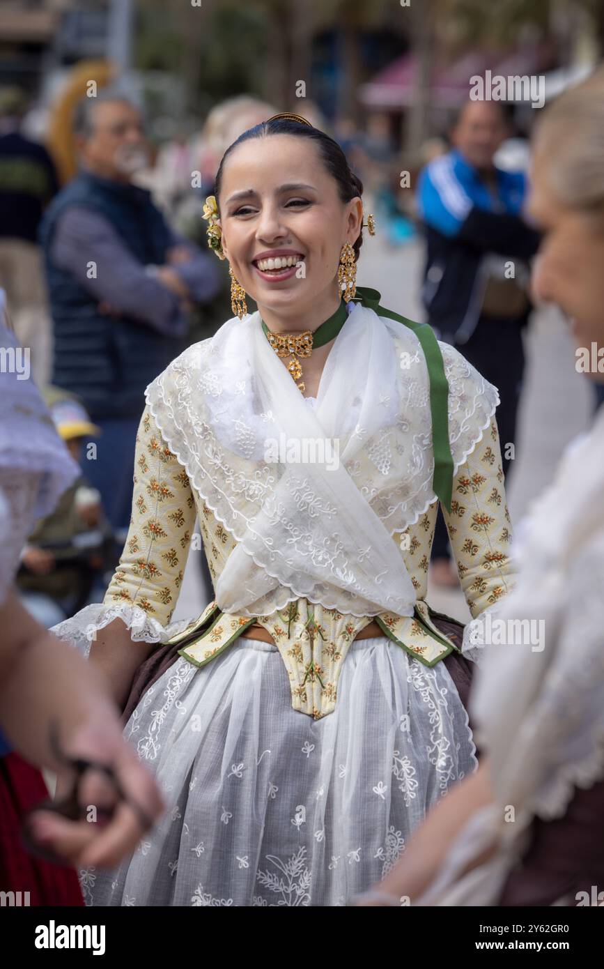 Des danseurs traditionnels de Valence, en Espagne, jouent sur la Plaza de la Reina pendant la célébration du 1er mai. Banque D'Images