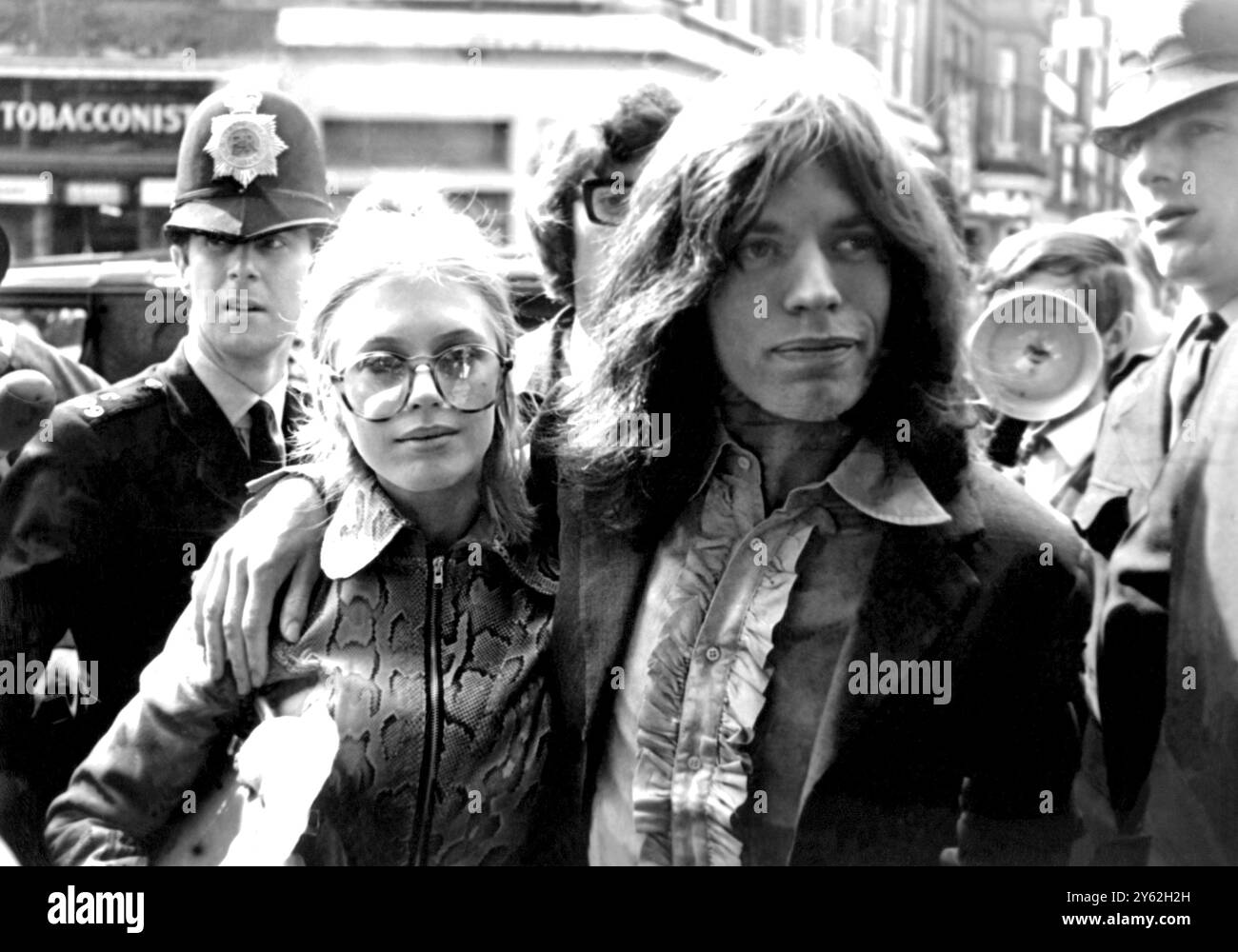 Londres : la photo d'aujourd'hui de Rolling Stone Mick Jagger et de sa petite amie l'actrice Marianne Faithfull , qui ont été arrêtés hier soir lors d'une descente de police. Le couple a comparu ce matin à Marlborough Street Magistrates court pour faire face à des accusations d'avoir la drogue cannabis. Ils ont été placés en détention provisoire sous caution jusqu'au 23 juin La police a perquisitionné la nouvelle maison de Jagger, 25 ans, à Cheyne Walk, Chelsea hier soir et a saisi plusieurs substances qui ont été prises pour analyse. Après avoir été inculpé, le couple a été libéré moyennant une caution de £50 chacun. 29 mai 1969 Banque D'Images