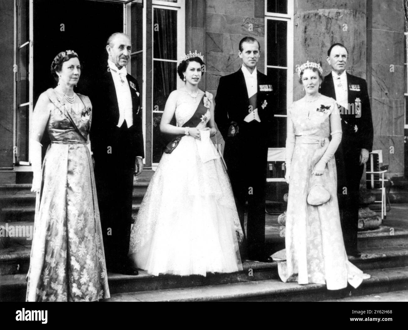 Dîner d'Etat pour Queen après l'arrivée en Irlande du Nord . La reine et le duc d'Édimbourg , debout sur les marches de Government House après avoir assisté à une réception là-bas après leur arrivée à Hillsborough pour une visite d'État de trois jours en Irlande du Nord. À gauche, Lady Brookeborough et Lord Brookeborough , premier ministre d'Irlande du Nord . Lord Wakehurst , le gouverneur et Lady Wakehurst sont sur la droite . 2 juillet 1953 Banque D'Images
