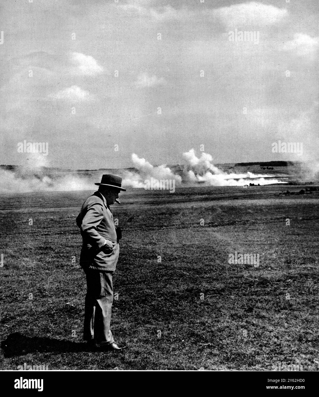 Une étude de M. Churchill, cigare en bouche, regardant une bataille simulée réaliste dans le Southern Command dans lequel l'armée exerce des munitions réelles a été utilisée juillet 1941 Churchill, Winston Leonard Spencer, Sir British historien, orateur et politicien Banque D'Images