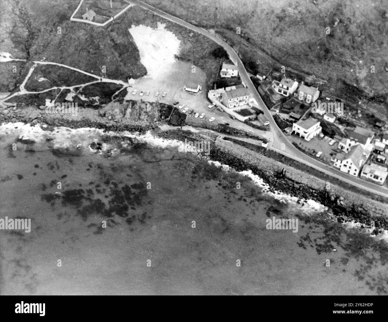 Une vue depuis un hélicoptère du 848e Escadron RNAS Culdrose, montre le pétrole balayant sur les plages le long de la côte des Cornouailles. L'huile provient du Torrey Canyon estropié encore échoué sur les rochers Seen Stones. Les autorités civiles et de service travaillent désespérément pour disperser le pétrole et nettoyer les plages avec des détergents. 26 mars 1967 Banque D'Images