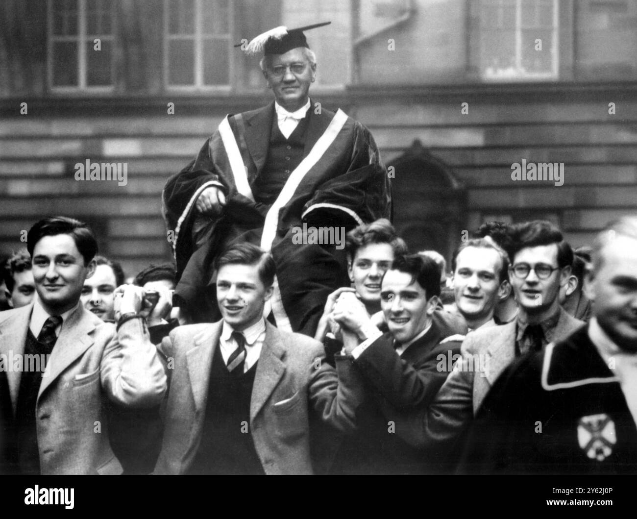 le découvreur de pénicilline Sir Alexander Fleming est présidé après la cérémonie pour l'installer en tant que nouveau recteur de l'Université d'Édimbourg.20 février 1952 Fleming, Alexander, Sir Scottish bactériologiste ; découverte de la pénicilline 1928 ; Prix Nobel de médecine 1945  1881-1955 Banque D'Images