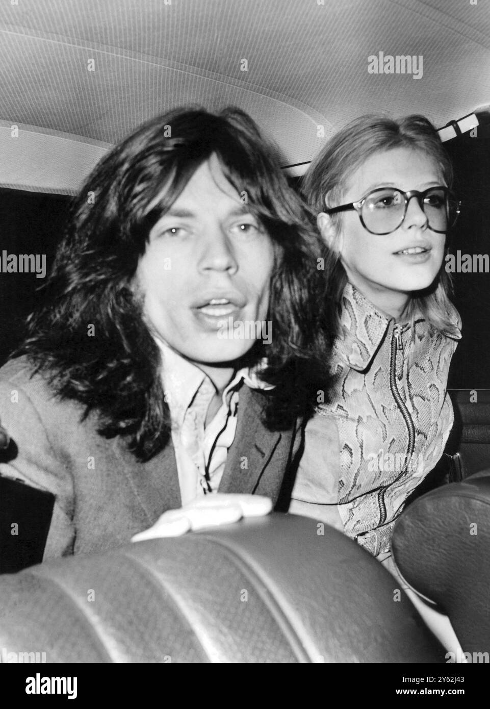 Londres : la photo d'aujourd'hui de Rolling Stone Mick Jagger et de sa petite amie l'actrice Marianne Faithfull , qui ont été arrêtés hier soir lors d'une descente de police. Le couple a comparu ce matin à Marlborough Street Magistrates court pour faire face à des accusations d'avoir la drogue cannabis. Ils ont été placés en détention provisoire sous caution jusqu'au 23 juin La police a perquisitionné la nouvelle maison de Jagger, 25 ans, à Cheyne Walk, Chelsea hier soir et a saisi plusieurs substances qui ont été prises pour analyse. Après avoir été inculpé, le couple a été libéré moyennant une caution de £50 chacun. 29 mai 1969 Banque D'Images
