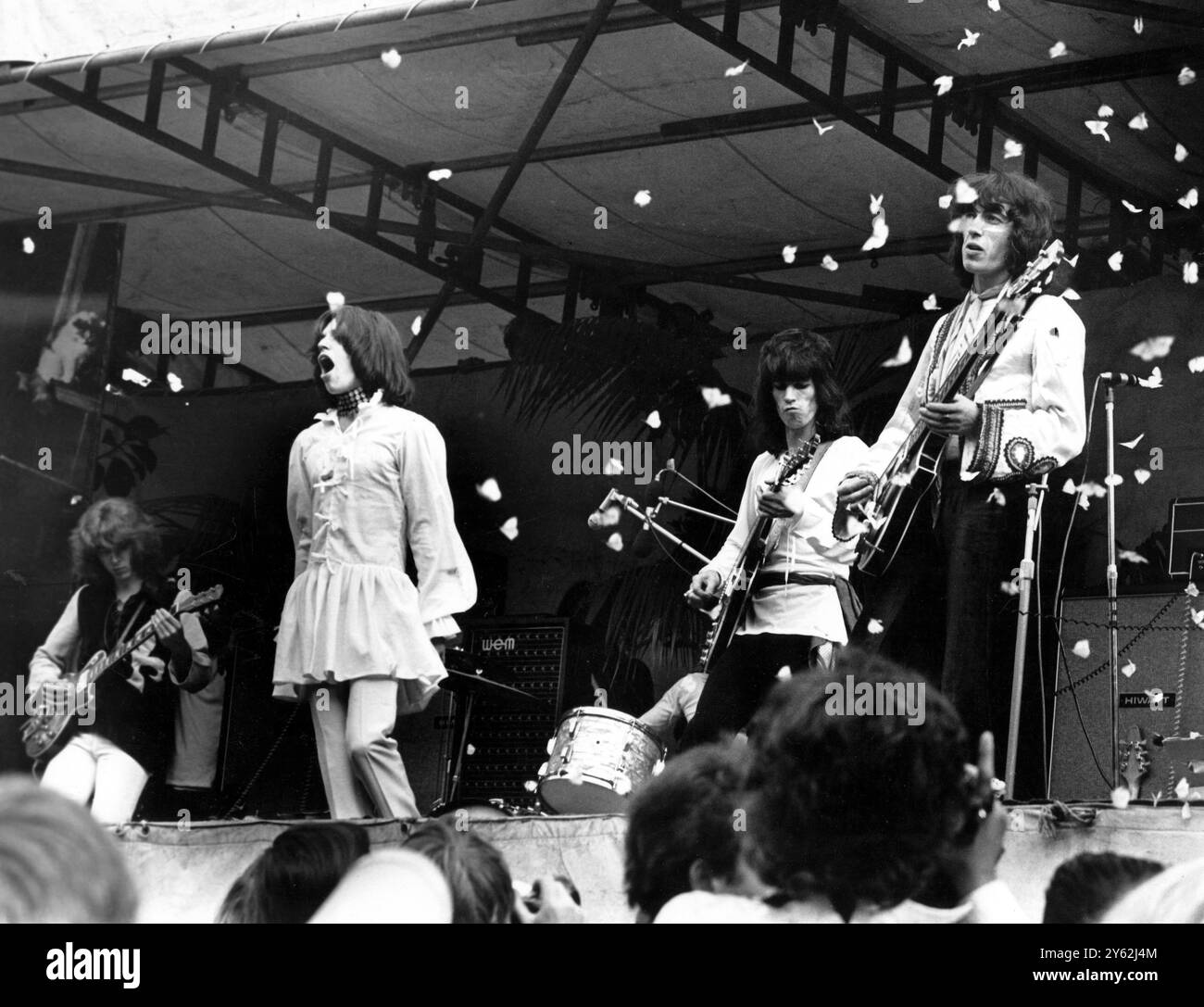 Des milliers de papillons sont libérés alors que les Rolling Stones dirigés par Mick Jagger donnaient un concert en plein air à Hyde Park, le 6 juillet 1969. Mick Taylor à gauche, Mick Jagger, Keith Richards et Bill Wyman. Le concert a eu lieu à la mémoire de Brian Jones qui a été retrouvé mort dans une piscine. Banque D'Images