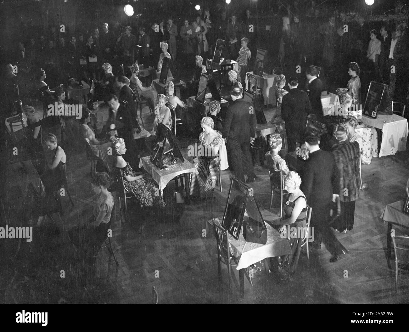 Les stylistes de coiffeurs européens sont en compétition contre l'équipe britannique dans une compétition qui se tient aujourd'hui au Lyceum de Londres pour la Gold Star internationale, un prix international de coiffure de premier plan. Mlle Diana Wynyard, qui sera vue dans le film 'an Ideal Husband' une fois terminé, et présentera les prix ce soir. Le spectacle est organisé par la Fellowship of Hair Artists of Great Britain. 15 mai 1947 Banque D'Images