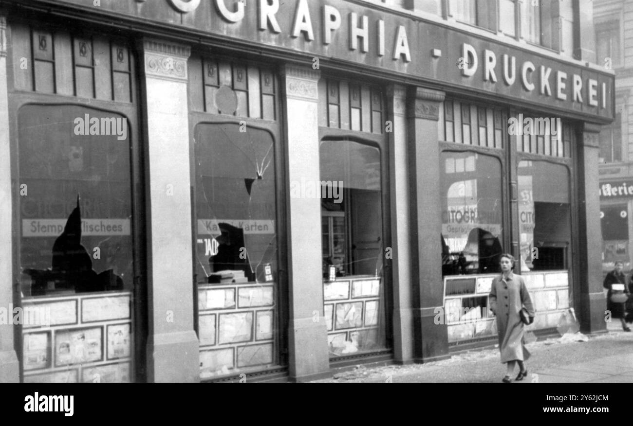 Émeutes anti-juives sauvages dans toute l'Allemagne ; fenêtres brisées d'un magasin juif à Berlin, le 10 novembre 1938. Banque D'Images