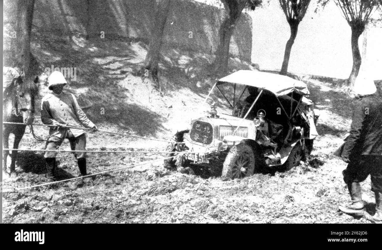 Pékin - Paris course automobile 1907. La voiture de M Collignon coincée dans la boue avant d'entrer dans Kalgan. Banque D'Images