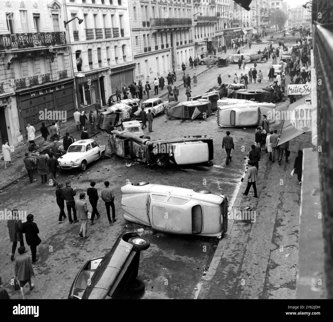 Les voitures renversées utilisées comme barricades par les étudiants émeutes bloquent la rue Gay Lussac. Plusieurs centaines d'étudiants et de policiers ont été hospitalisés après plusieurs batailles entre policiers et étudiants à Paris le 11 mai 1968 Banque D'Images