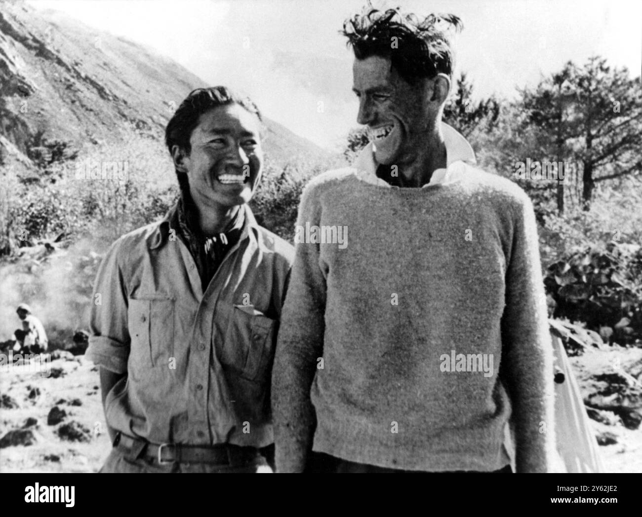 Sherpa Tensing Dead : une photo de bibliothèque du Sherpa Tensing Norgay, qui a conquis l'Everest en 1953 avec Sir Edmund Hillary et qui est mort aujourd'hui dans la ville indienne de Darjeeling, à l'âge de 72 ans. Il est photographié ici (à gauche) avec Sir Edmund Hillary après leur tentative réussie - 20 juin 1953 Banque D'Images