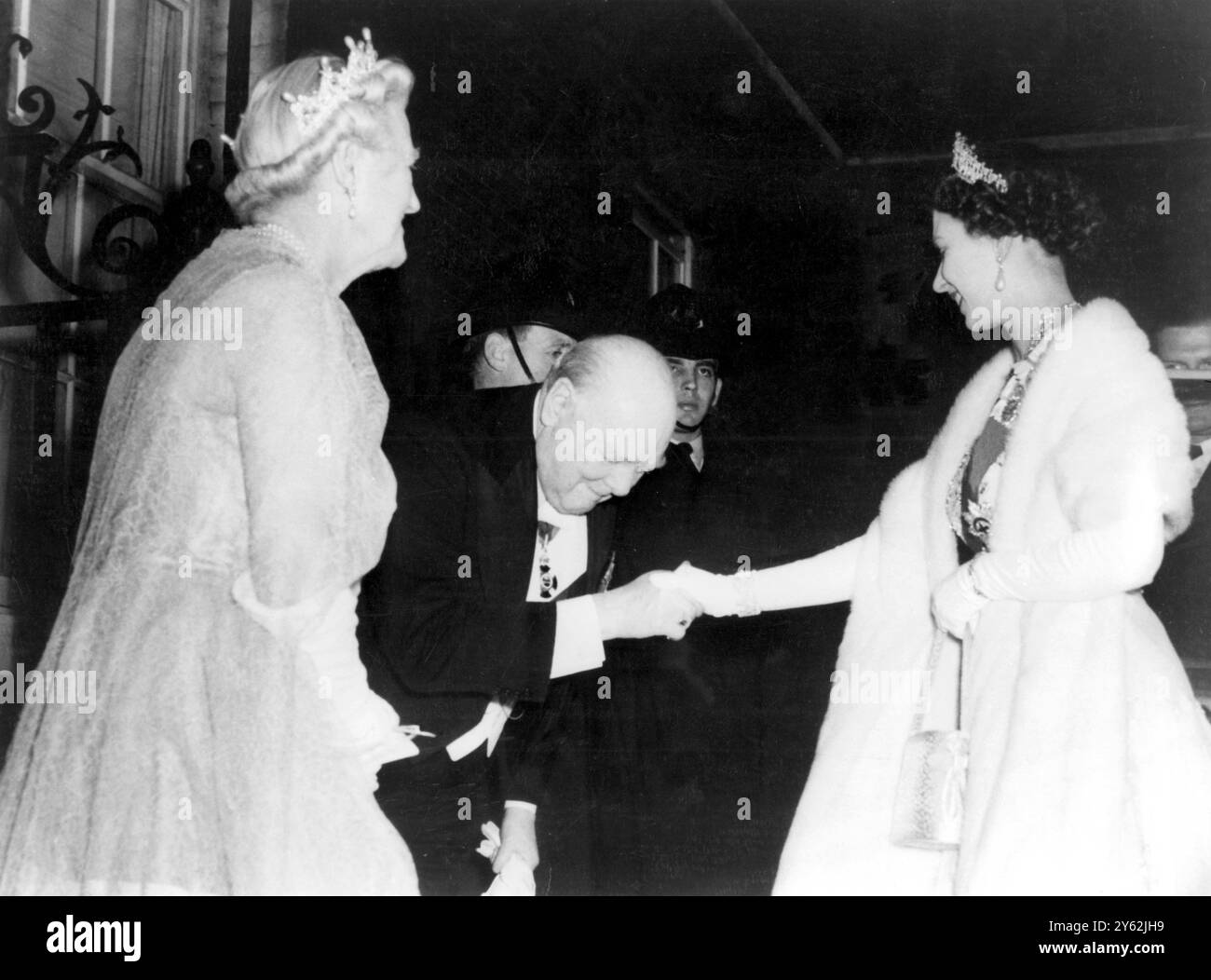 Le premier ministre sir Winston Churchill se penche bas sur la main de la reine, comme Lady Churchill l'accueille à son arrivée au 10 Downing Street. La reine avec le duc d'Édimbourg, dîna au numéro 10. On pense que Sir Winston annoncera sa retraite de premier ministre dans ces quelques jours et que Sir Anthony Eden sera son successeur. 4 avril 1955 Banque D'Images