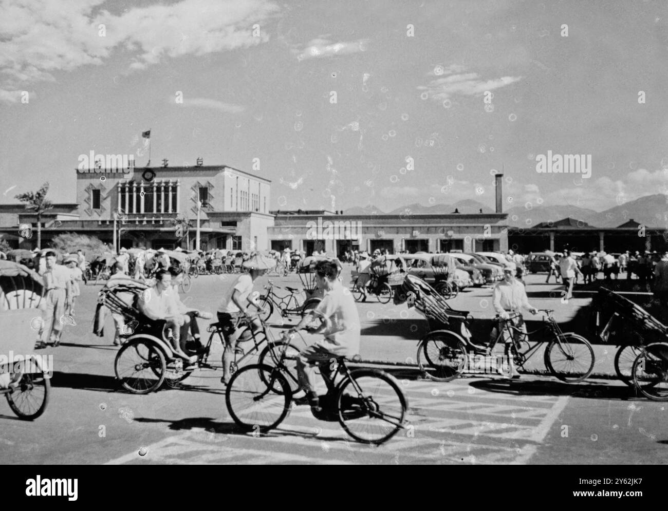 Les habitants de Taipei se déplacent sur roues , que ce soit le vieux pousse-pousse , le nouveau vélo , ou le bus et taxi modernes ; en arrière-plan se trouve la gare principale , dans le centre de Taipei , Taiwan . 23 septembre 1958 Banque D'Images