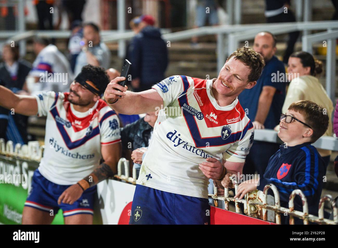 Wakefield, Angleterre. 21 septembre 2024 - Ky Rodwell de Wakefield Trinity avec fans. Rugby League Betfred Championship, Wakefield Trinity vs Barrow Raiders au DIY Kitchens Stadium, Wakefield, Royaume-Uni Dean Williams Banque D'Images