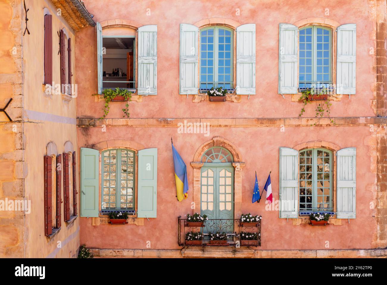 Villa façade dans le village perché de Roussillon, département du Vaucluse, vallée du Luberon, Sud de la France Banque D'Images