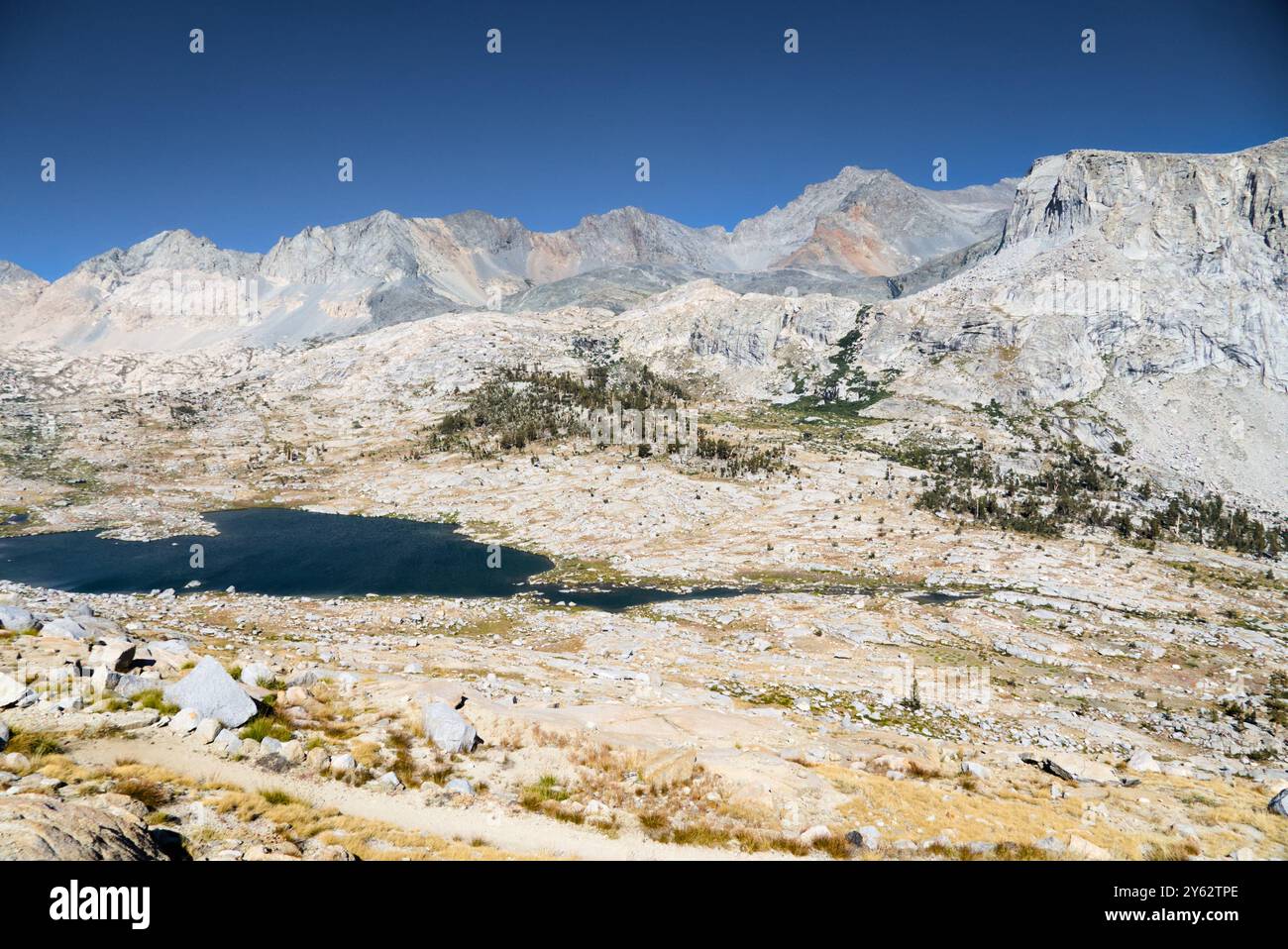 Lac alpin bleu et montagnes de granit blanc. Banque D'Images