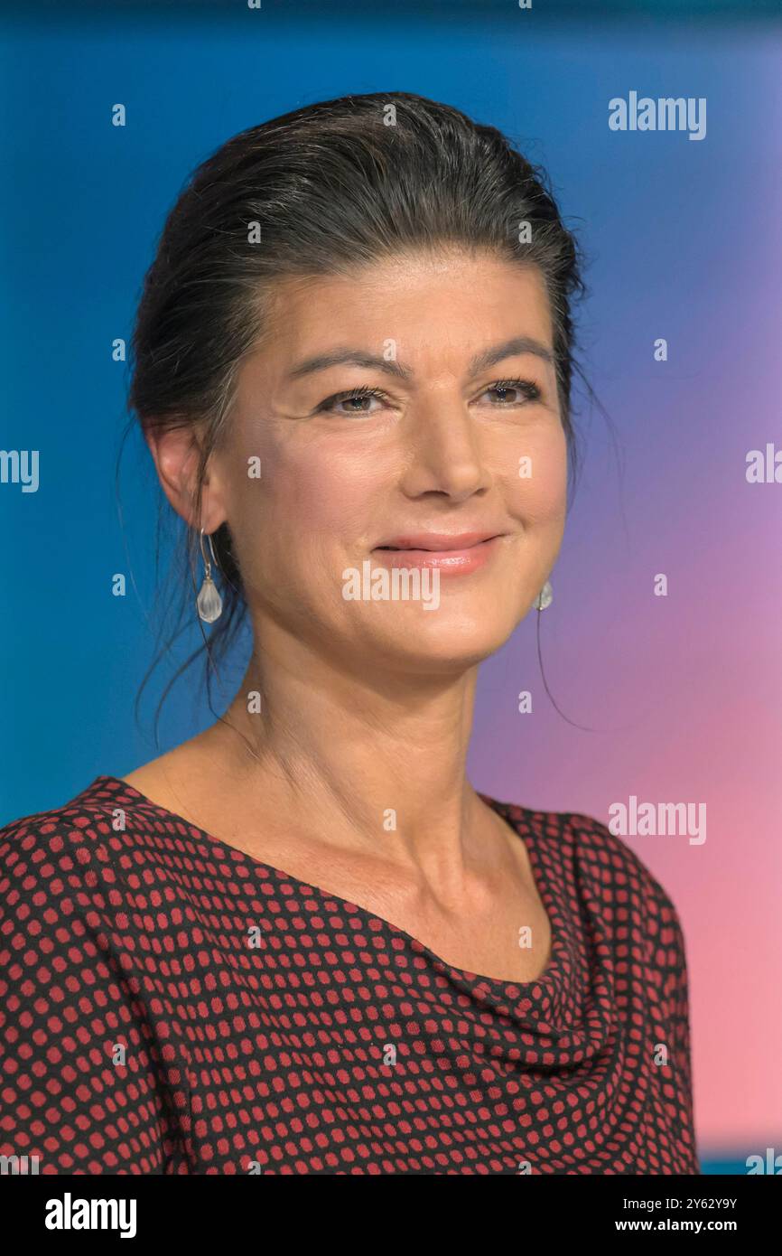 GER, Berlin, Studio, zu Gast BEI - hart aber fair, Polittalk, TV, format, mit Louis Klammroth, DAS Erste, aus Adlershof - AM Studio 20, Sahra Wagenknecht, Parteivorsitzende BSW, 23.09.2024, *** GER, Berlin, Studio, invité à la foire hart aber, Polittalk, TV, format, avec Louis Klammroth, DAS Erste, de Adlershof au Studio 20, Sahra Wagenknecht, présidente du parti BSW, 23 09 2024, Copyright : HMBxMedia/UwexKoch Banque D'Images