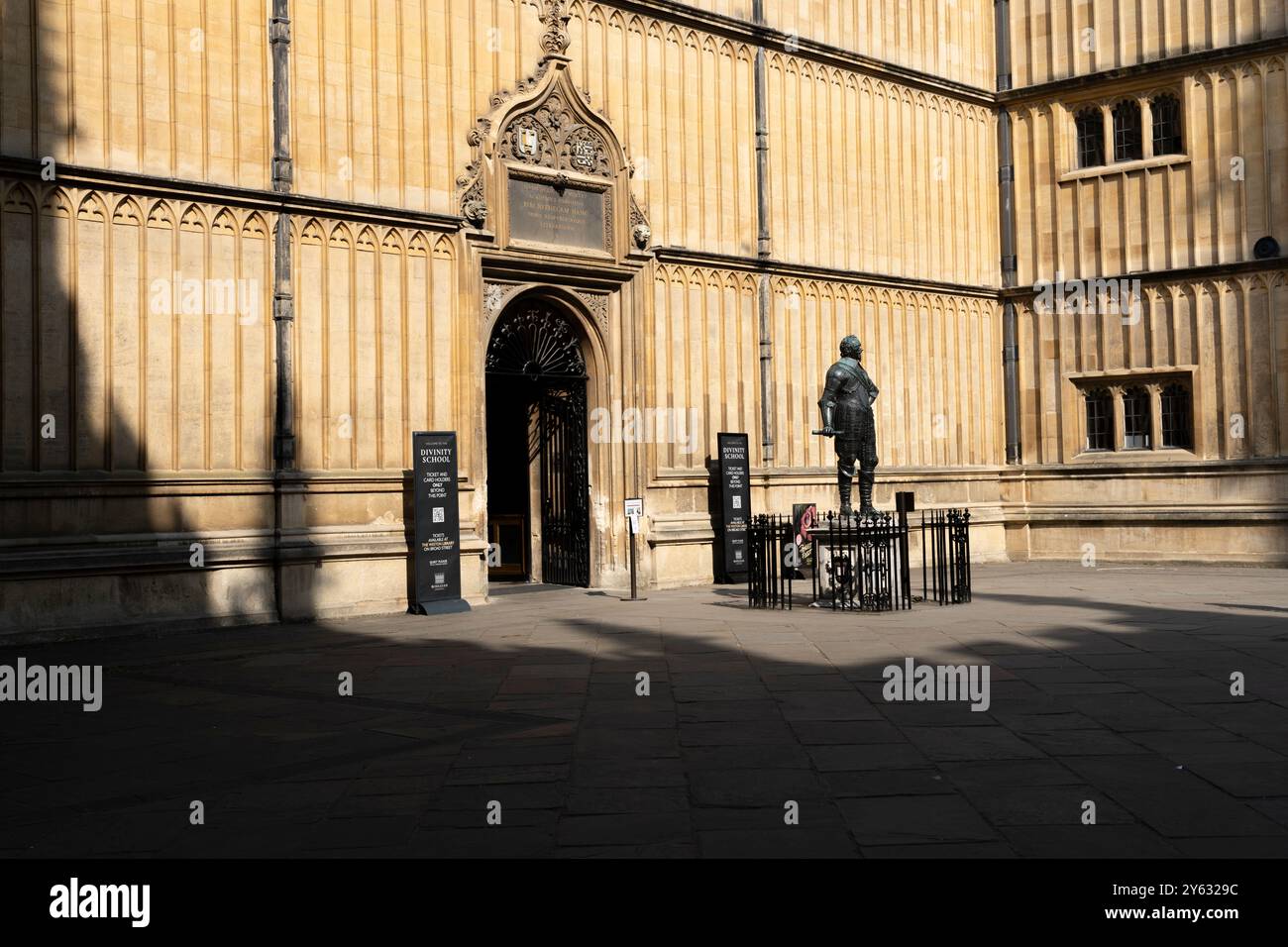 Oxford Royaume-Uni - 24 juillet 2024 ; entrée à la garde de l'École de la Divinité par la statue du 3e comte de Pembroke. Banque D'Images