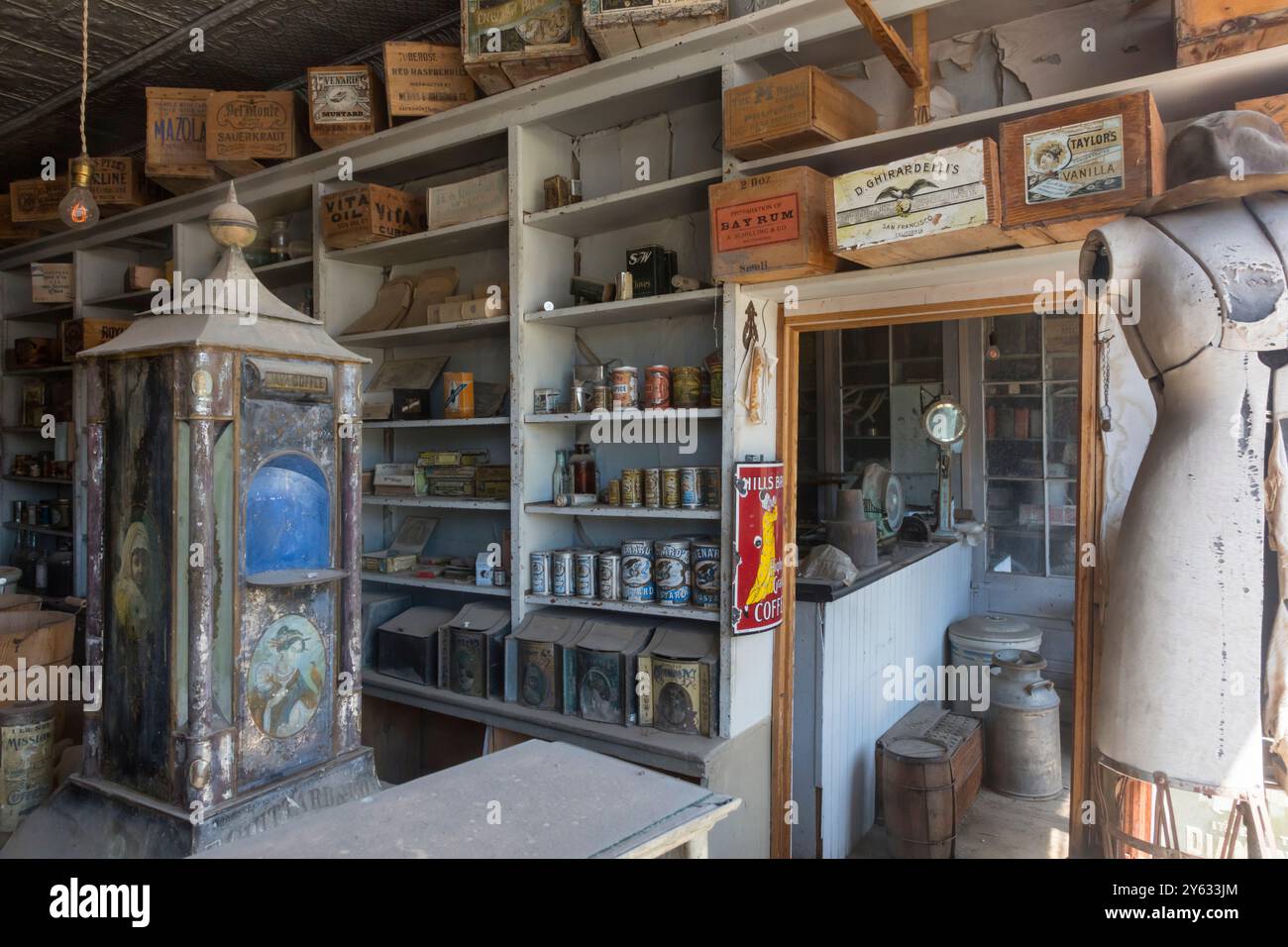 Des étagères stockées dans le magasin général de Bodie California, la ville fantôme la plus bien conservée des États-Unis Banque D'Images