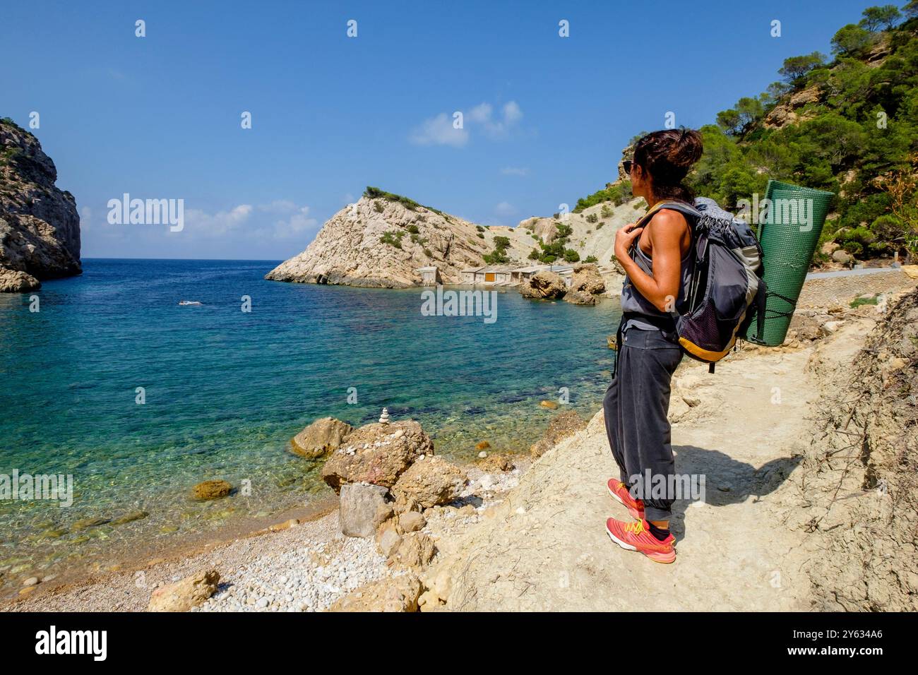Randonneur sur le sentier es Portitxol, Sant Joan de Labritja municipalité, Ibiza, Îles Baléares, Espagne. Banque D'Images