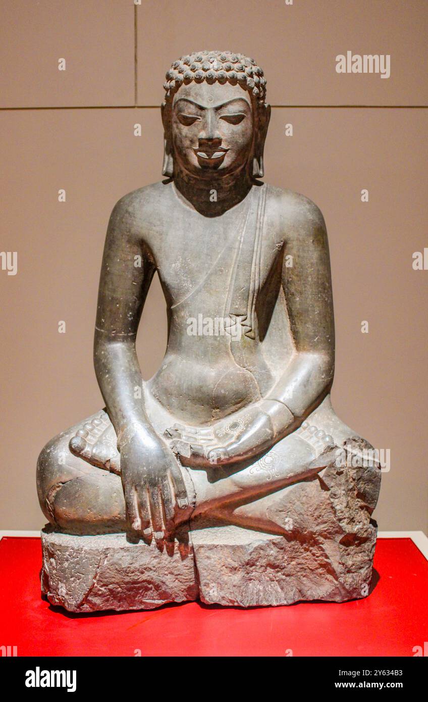 Bangkok, Thaïlande, Asie du Sud-est, Asie. Musée national de Bangkok. Sculpture de Bouddha appelant la Terre du témoin (Bhumisparsa mudra ou Maravijaya), CA 9ème - 10ème siècle après JC. Banque D'Images Bangkok, Thaïlande, Asie du Sud-est, Asie. Musée national de Bangkok. Sculpture de Bouddha appelant la Terre du témoin (Bhumisparsa mudra ou Maravijaya), CA 9ème - 10ème siècle après JC. Banque D'Images