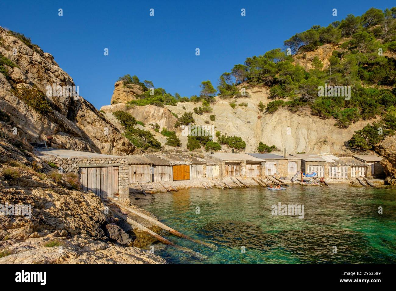Cabanes à bateaux, es Portitxol, municipalité de Sant Joan de Labritja, Ibiza, Îles Baléares, Espagne. Banque D'Images