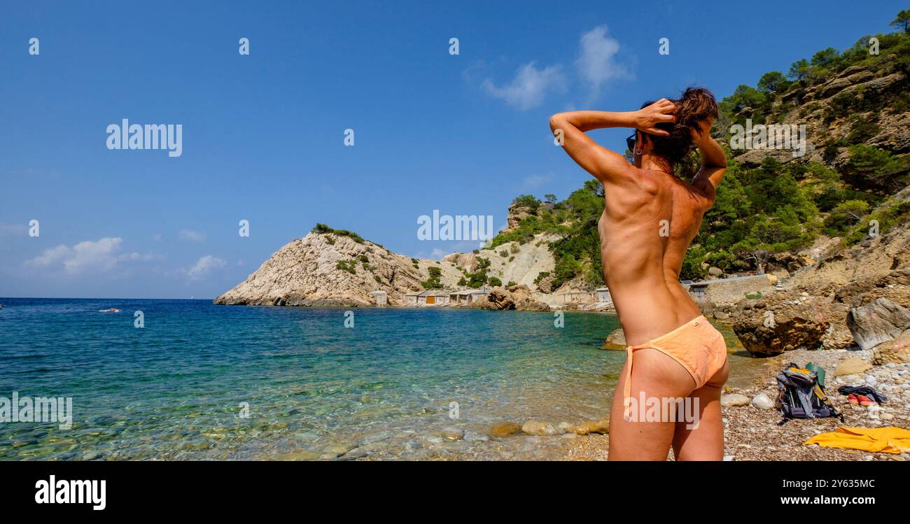 Es Portitxol plage, crique de pierre, municipalité de Sant Joan de Labritja, Ibiza, Îles Baléares, Espagne. Banque D'Images