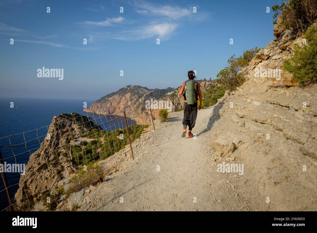 Randonneur sur le sentier es Portitxol, Sant Joan de Labritja municipalité, Ibiza, Îles Baléares, Espagne. Banque D'Images