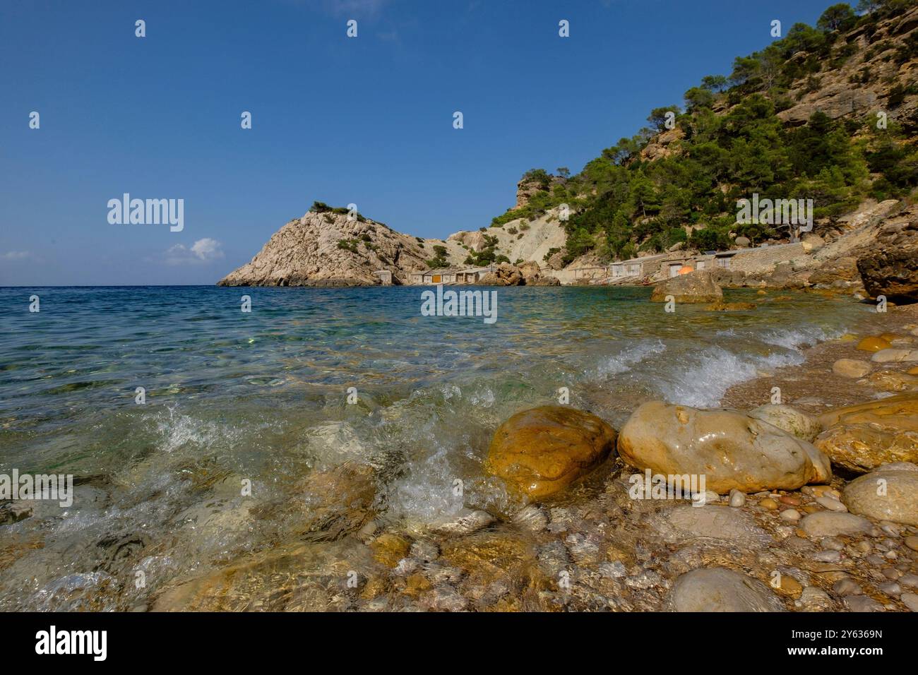 Es Portitxol plage, crique de pierre, municipalité de Sant Joan de Labritja, Ibiza, Îles Baléares, Espagne. Banque D'Images