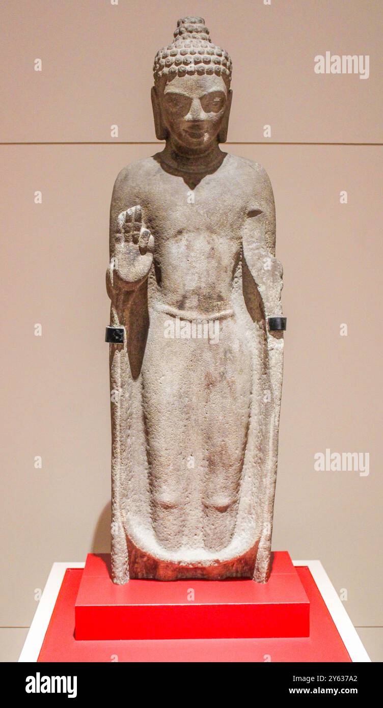 Bangkok, Thaïlande, Asie du Sud-est, Asie. Musée national de Bangkok. Sculpture de Bouddha debout prêchant, CA 9ème - 10ème siècle AD. Trouvé à Ban FAI, province de Buriram. Banque D'Images Bangkok, Thaïlande, Asie du Sud-est, Asie. Musée national de Bangkok. Sculpture de Bouddha debout prêchant, CA 9ème - 10ème siècle AD. Trouvé à Ban FAI, province de Buriram. Banque D'Images