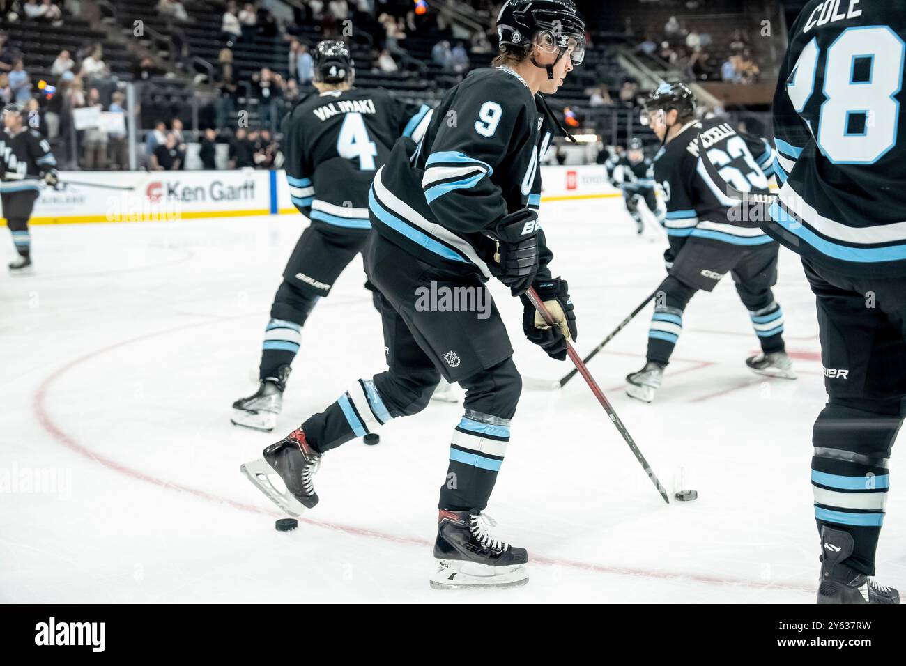 Utah Hockey Club forward Clayton Keller (9) warms up with his team before a preseason NHL hockey game against the Los Angeles Kings, Monday, Sept. 23, 2024, in Salt Lake City. (AP Photo/Spenser Heaps) Banque D'Images