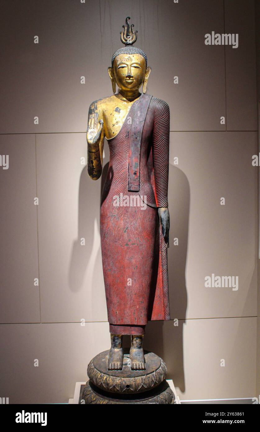 Bangkok, Thaïlande, Asie du Sud-est, Asie. Musée national de Bangkok. Bouddha offrant une protection ou Abhaya Mudra à Bhumiparsha Mudra, Sri Lanka, fin Polonnaruwa CA 18ème - 19ème siècle après JC. Banque D'Images
