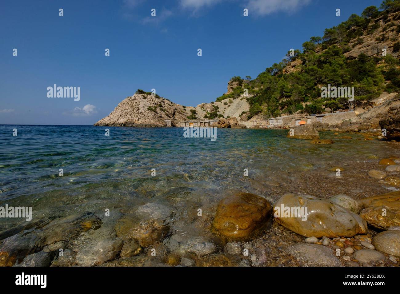 Es Portitxol plage, crique de pierre, municipalité de Sant Joan de Labritja, Ibiza, Îles Baléares, Espagne. Banque D'Images
