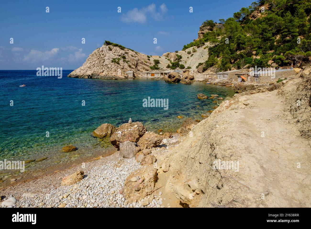Es Portitxol plage, crique de pierre, municipalité de Sant Joan de Labritja, Ibiza, Îles Baléares, Espagne. Banque D'Images