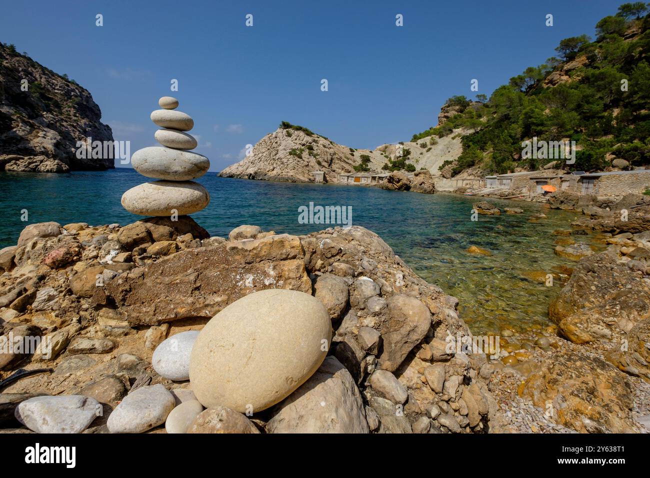Es Portitxol plage, crique de pierre, municipalité de Sant Joan de Labritja, Ibiza, Îles Baléares, Espagne. Banque D'Images