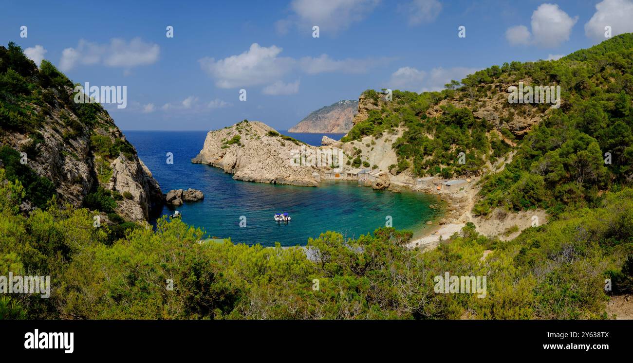 Es Portitxol plage, crique de pierre, municipalité de Sant Joan de Labritja, Ibiza, Îles Baléares, Espagne. Banque D'Images