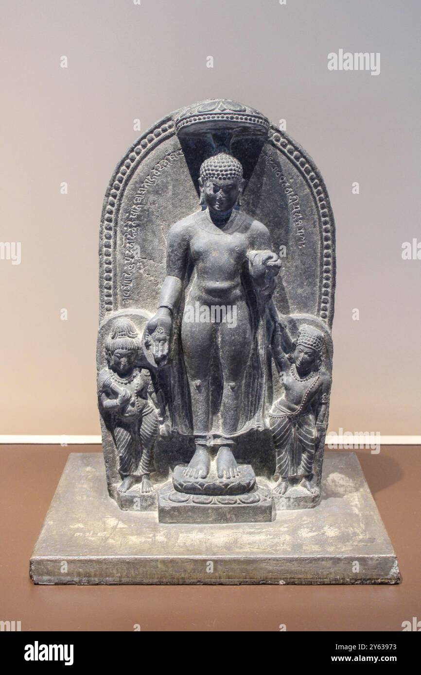 Bangkok, Thaïlande, Asie du Sud-est, Asie. Musée national de Bangkok. Bouddha debout donnant la bénédiction ou Varada Mudra. Inde, Pala CA 9ème siècle après JC. Banque D'Images