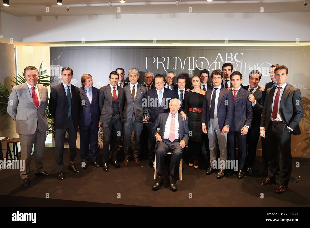 Madrid, 04/04/2024. ABC House. Remise du XV ABC Bullfight Award décerné à Curro Romero. Sur la photo, de gauche à droite, Jose Antonio Campuzano, Juan Ortega, Curro Vazquez, Emilio de Justo, Pedro Perez 'Chicote', Roberto Dominguez, Juan Antonio Ruiz 'Spartacus', Vicente Ruiz 'El Soro', Jose Ortega Cano, Diego Urdiales, Cristina Sanchez, Pablo Aguado, Miguel Abellan, Tomas Rufo, Gonzalo Caballero, Javier Vazquez, Jose Ignacio Uceda Leal et Fernando Adrian, avec Curro Romero. Photo : Jaime Garcia. ARCHDC. Crédit : album / Archivo ABC / Jaime García Banque D'Images