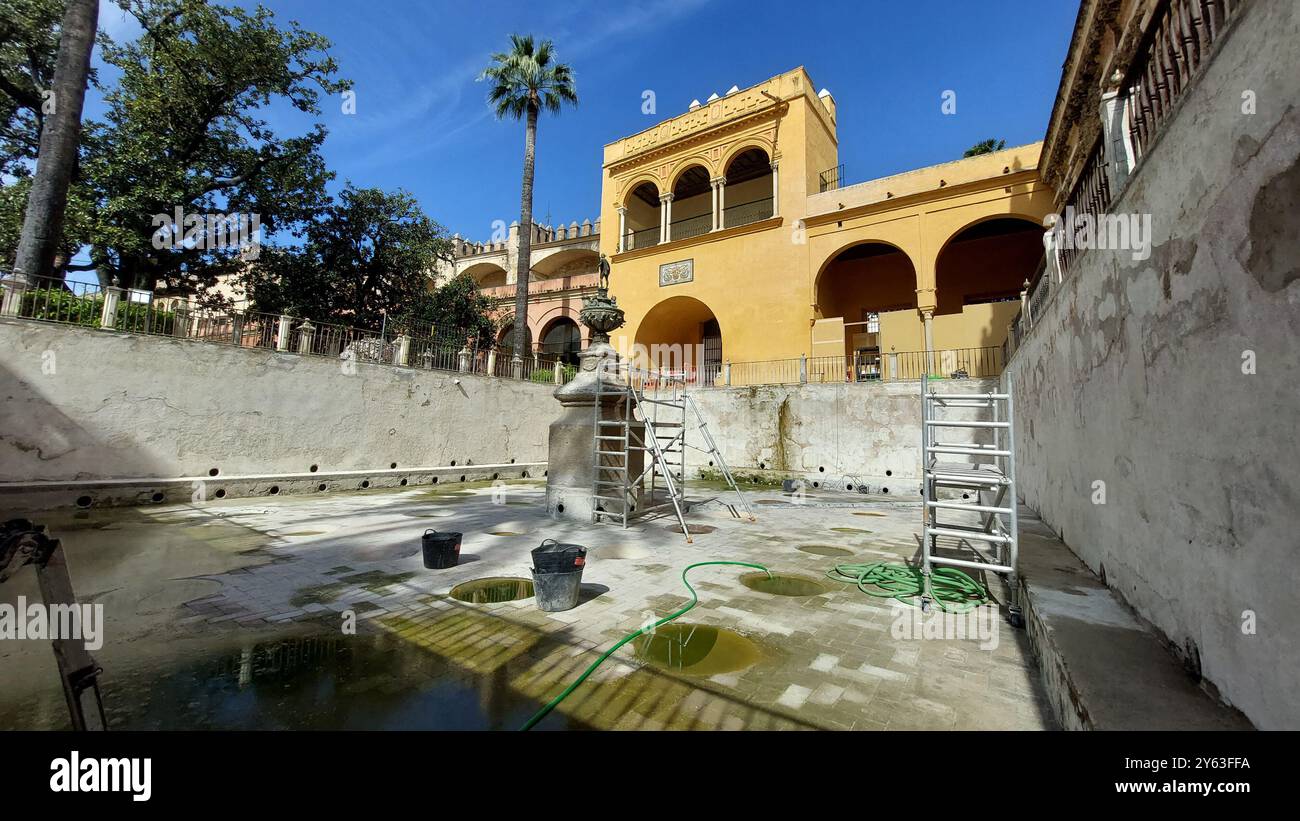 Séville, 21/03/2023. Des navires de décantation et des amphores et des fermes piscicoles ont été trouvés dans la fontaine de Mercure du Alcázar de Séville lors des travaux de restauration. Photo : Raúl Doblado. ARCHSEV. Crédit : album / Archivo ABC / Raúl Doblado Banque D'Images