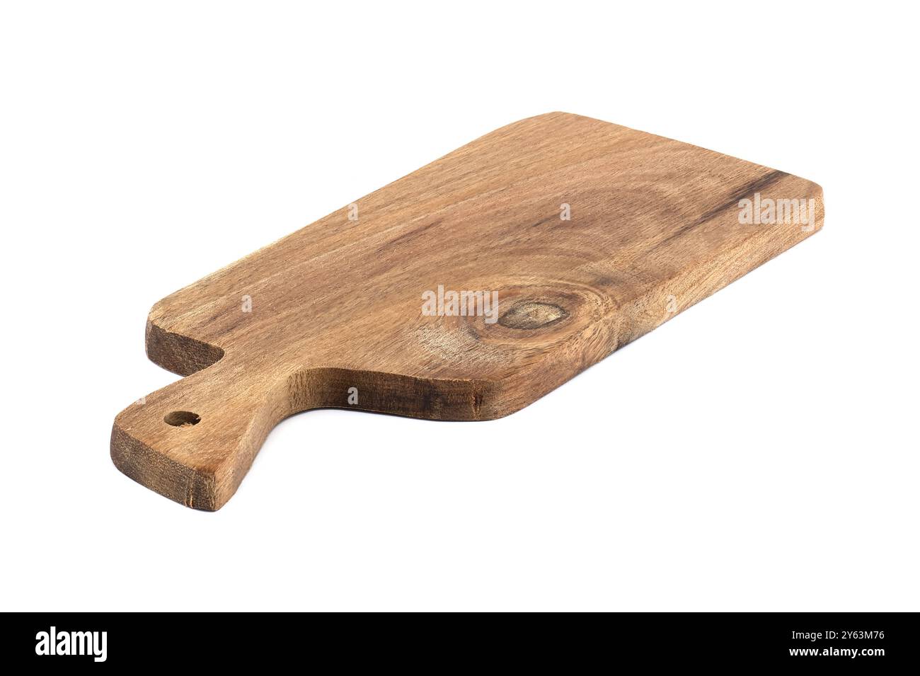 Planche à découper en bois rectangle avec poignée isolée sur fond blanc. Idéal pour cuisine ou décor rustique Banque D'Images