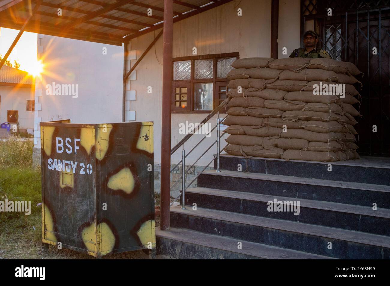 Un membre de la Force indienne de sécurité des frontières (BSF) reste en alerte à l'intérieur d'un bunker temporaire avant la deuxième phase des élections législatives du Jammu-et-Cachemire dans la banlieue de Srinagar. Il s'agit des premières élections locales en une décennie et la première fois depuis que New Delhi a dépouillé le statut semi-autonome troublé de la région himalayenne en 2019 et l'a amenée sous domination directe. Près de neuf millions de personnes sont inscrites sur les listes électorales dans la région contestée traditionnellement connue pour ses boycotts visant à protester contre la domination indienne. (Photo de Faisal Bashir/SOPA images/Sipa USA) Banque D'Images