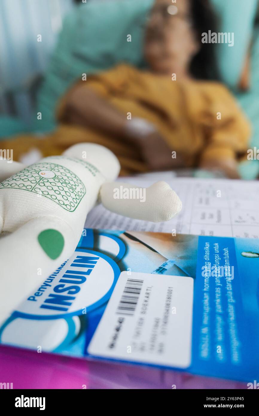 Livret d'injection d'insuline et aide visuelle avec une patiente senior sur le fond Banque D'Images