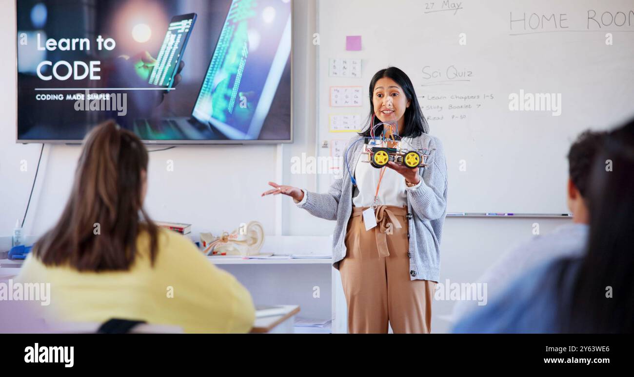 Éducation, codage et cours avec un enseignant en classe pour l'apprentissage, la bourse ou le bootcamp technologique. Robotique, développement de l'IA et avenir avec les gens à Banque D'Images