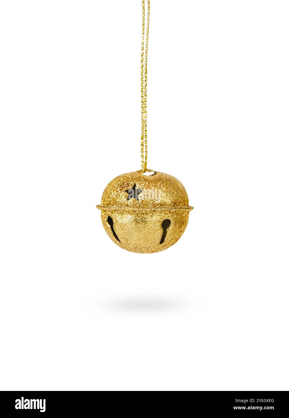 Ornements de Noël scintillants dorés cloches isolées sur fond blanc avec chemin de découpage. Elément de conception. Banque D'Images