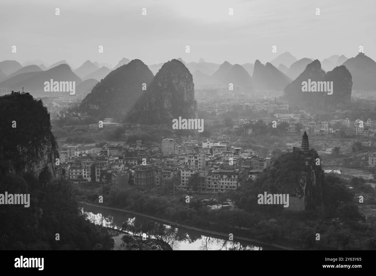 Drone Sunset View of Guilin, Li River et Karst Mountains, ville de Guilin, Guangxi, province, Chine Banque D'Images