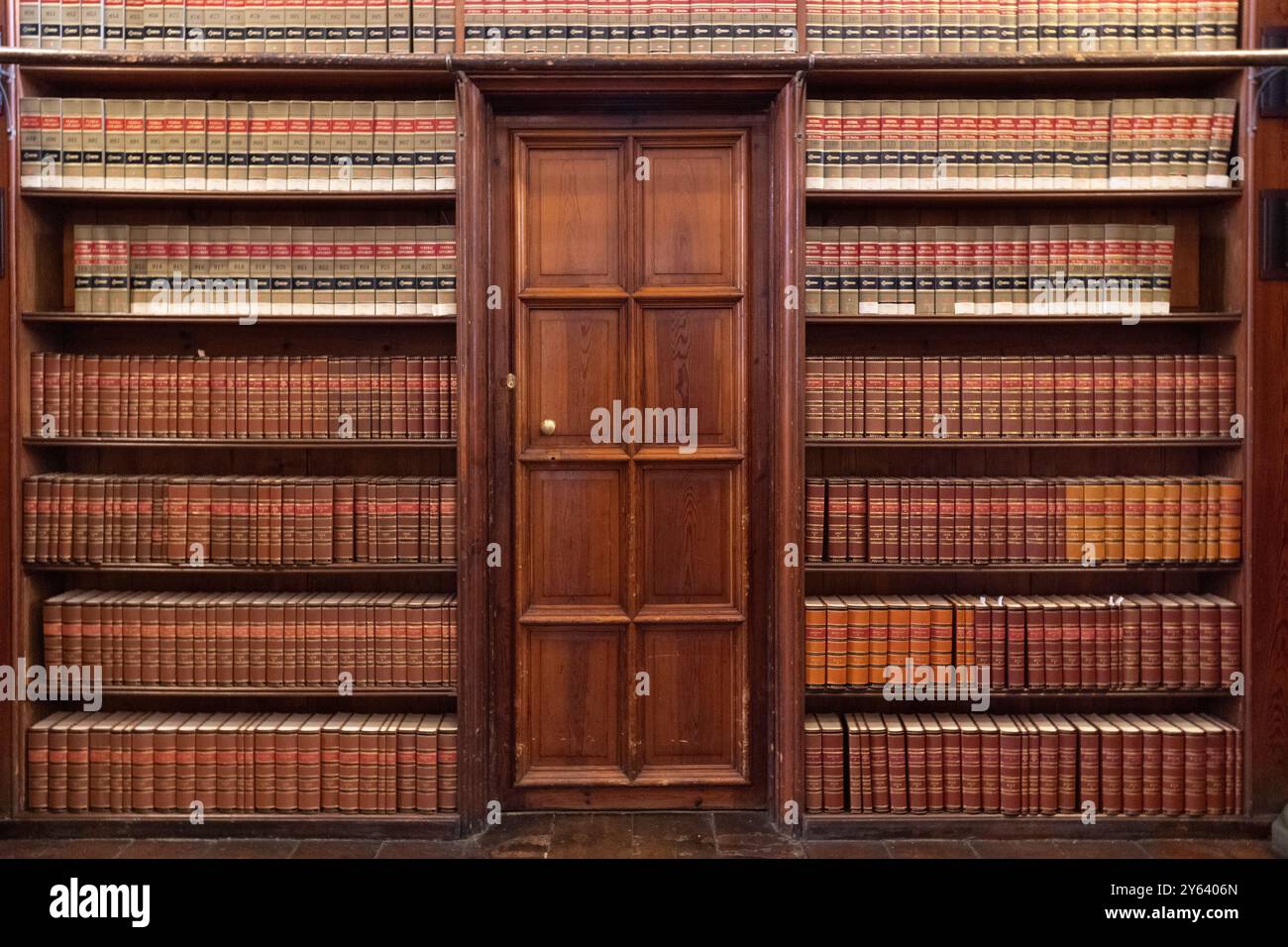Une porte en bois entourée d'étagères pleines de livres dans la bibliothèque de l'Université de Copenhague, campus sud à Copenhague, Danemark Banque D'Images