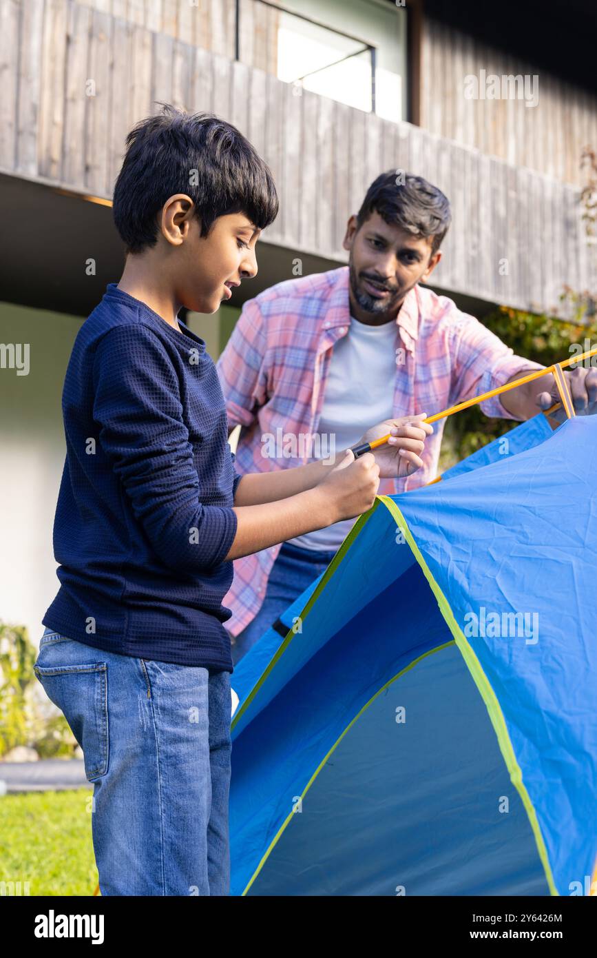 Installation de tente, père indien et fils de liaison pendant l'activité de camping en plein air Banque D'Images