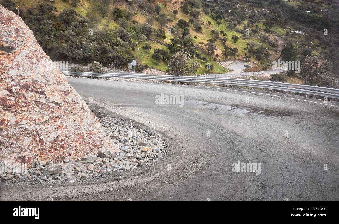 Un virage brusque sur une route de montagne, Équateur. Banque D'Images