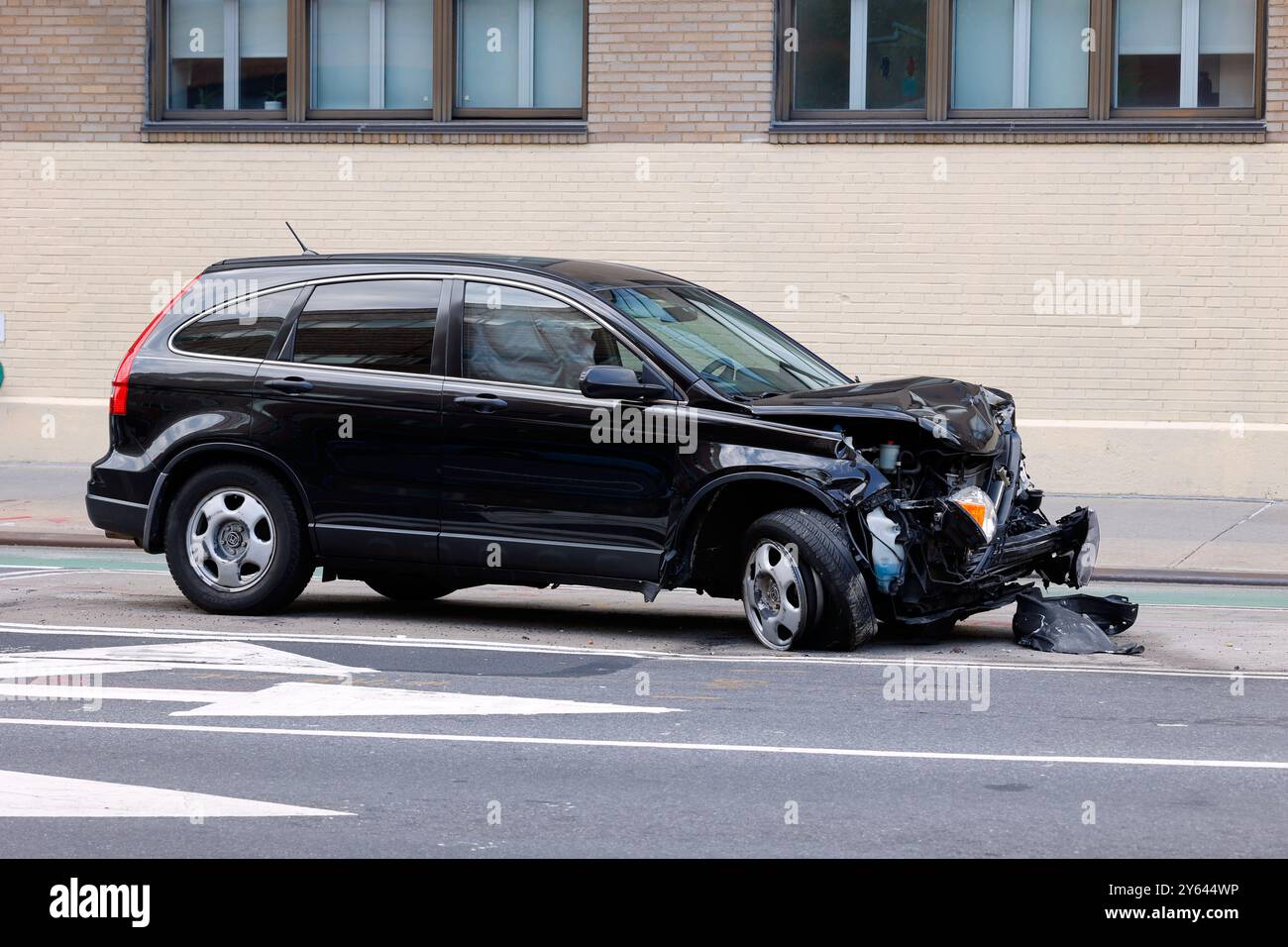 Une voiture accidentée impliquée dans une collision de la circulation est abandonnée au bord d'une route. l'avant de la voiture, la zone de déformation, absorbe la majeure partie de l'impac Banque D'Images