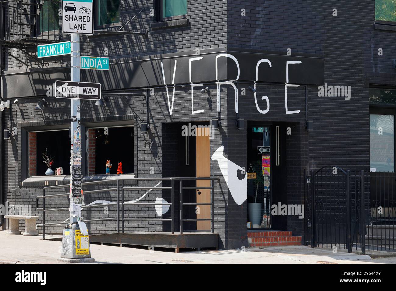 Verge, 159 Franklin St, Brooklyn, New York. Photo de la vitrine de NYC d'un restaurant de sushis dans le quartier de Greenpoint. Banque D'Images